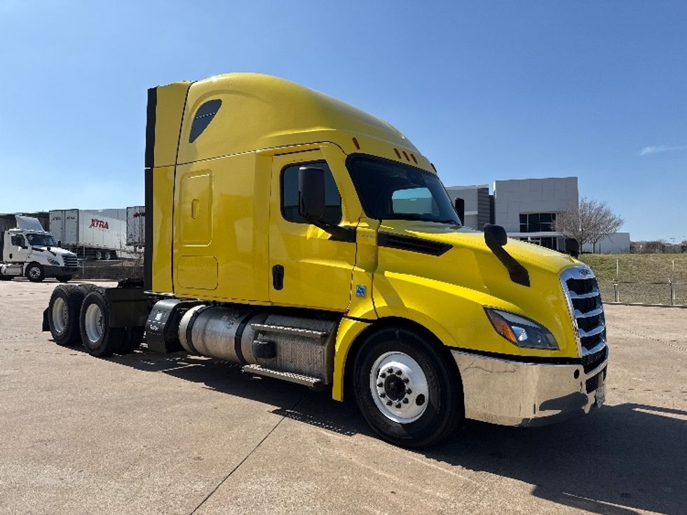 Sleeper Tractor-Heavy Duty Tractors-Freightliner-2020-T12664ST-Grand Prairie-TX-440,162\n\t\tmiles-$ 61,250 - Image 1