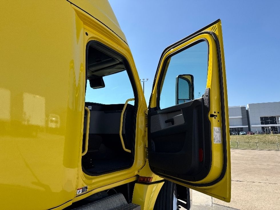 Sleeper Tractor-Heavy Duty Tractors-Freightliner-2020-T12664ST-Grand Prairie-TX-440,162\n\t\tmiles-$ 61,250 - Image 13