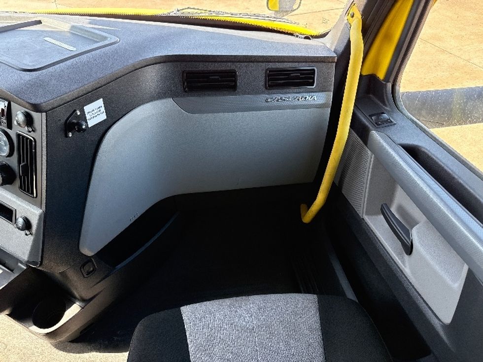 Sleeper Tractor-Heavy Duty Tractors-Freightliner-2020-T12664ST-Grand Prairie-TX-440,162\n\t\tmiles-$ 61,250 - Image 14