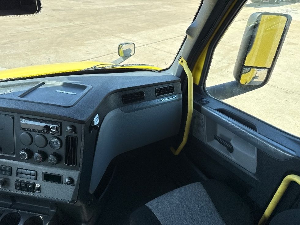 Sleeper Tractor-Heavy Duty Tractors-Freightliner-2020-T12664ST-Grand Prairie-TX-440,162\n\t\tmiles-$ 61,250 - Image 15