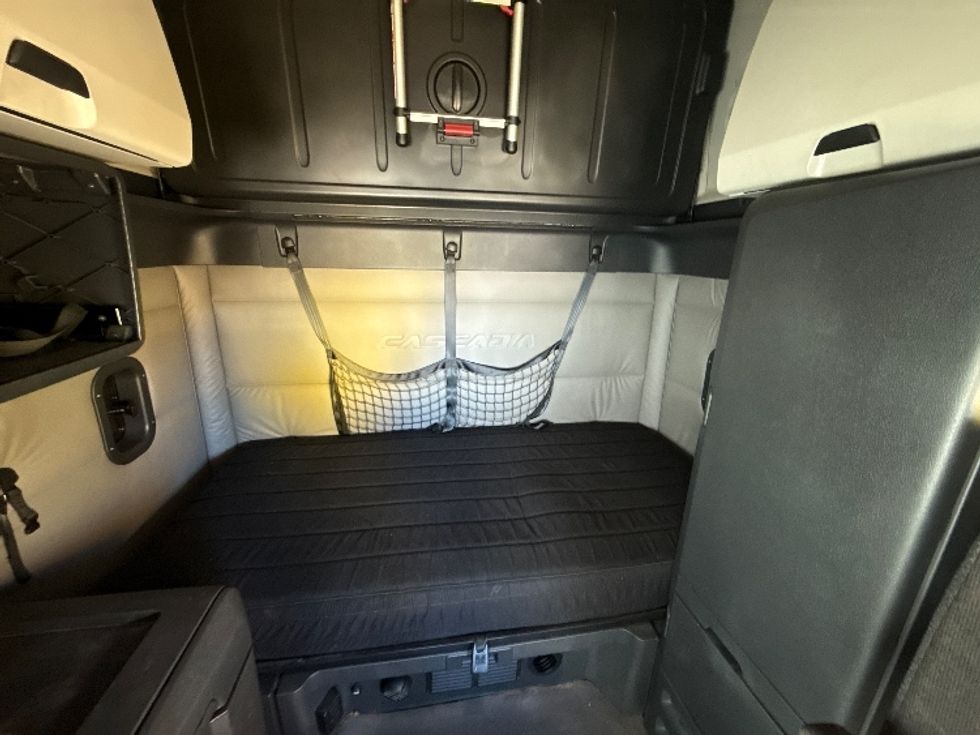 Sleeper Tractor-Heavy Duty Tractors-Freightliner-2020-T12664ST-Grand Prairie-TX-440,162\n\t\tmiles-$ 61,250 - Image 16