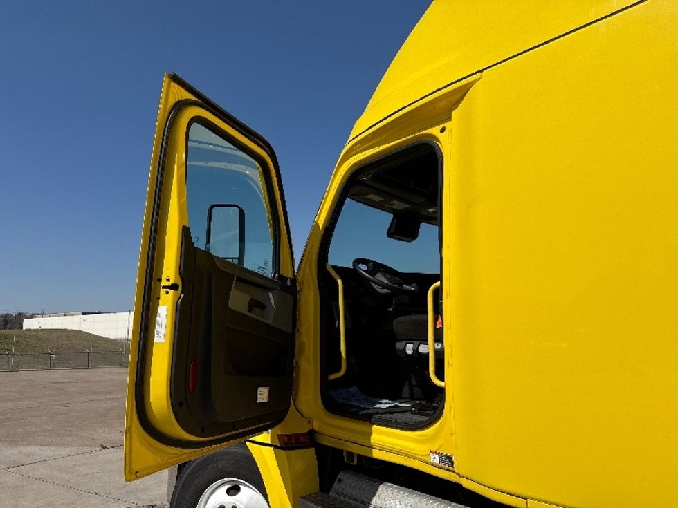 Sleeper Tractor-Heavy Duty Tractors-Freightliner-2020-T12664ST-Grand Prairie-TX-440,162\n\t\tmiles-$ 61,250 - Image 9