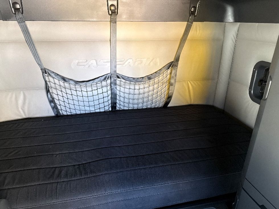 Sleeper Tractor-Heavy Duty Tractors-Freightliner-2020-T12664ST-Grand Prairie-TX-472,192\n\t\tmiles-$ 59,500 - Image 17