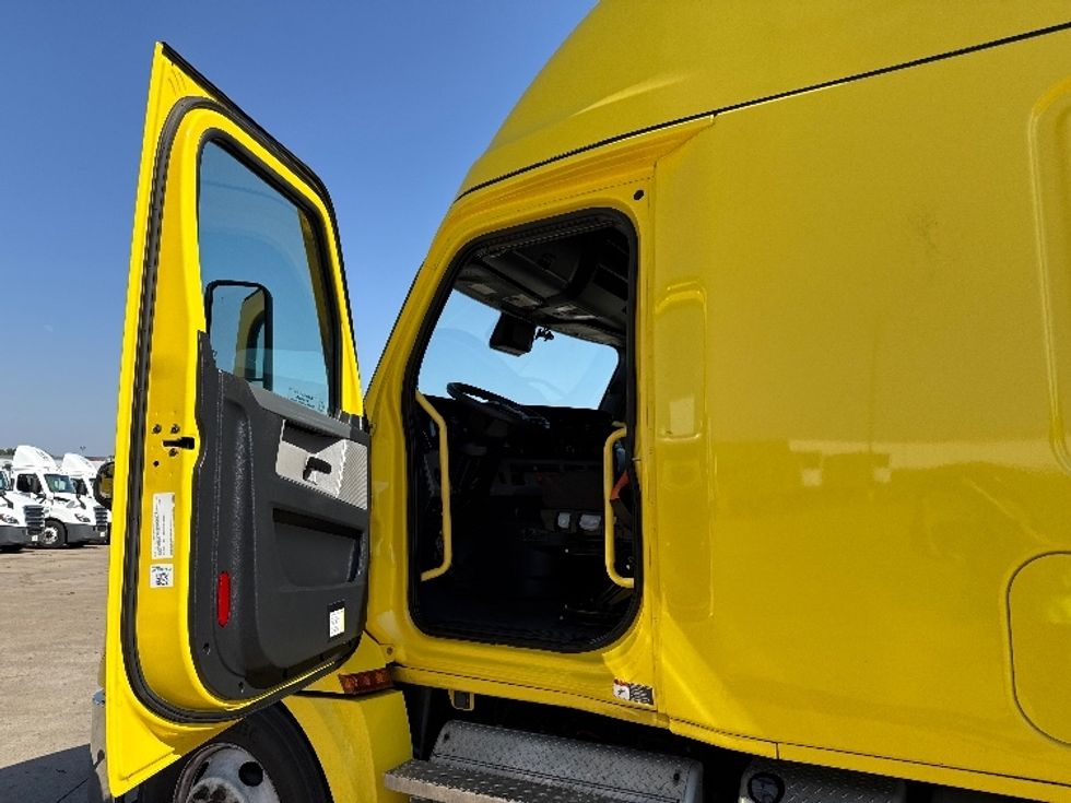 Sleeper Tractor-Heavy Duty Tractors-Freightliner-2020-T12664ST-Grand Prairie-TX-472,192\n\t\tmiles-$ 59,500 - Image 9