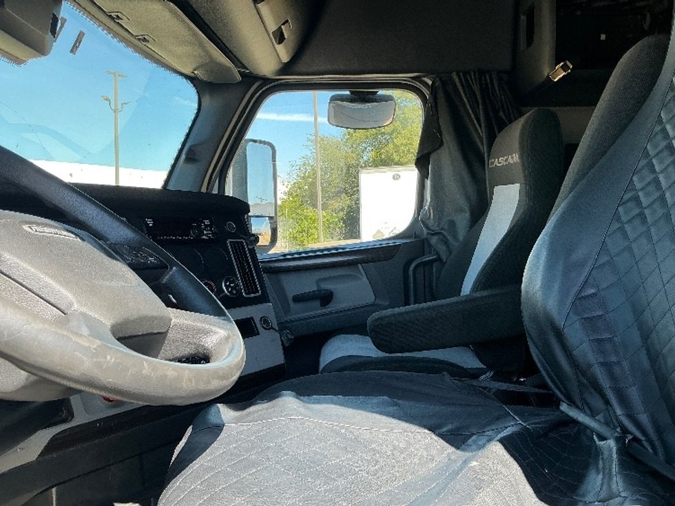 Sleeper Tractor-Heavy Duty Tractors-Freightliner-2020-T12664ST-Grand Prairie-TX-531,164\n\t\tmiles-$ 71,250 - Image 10