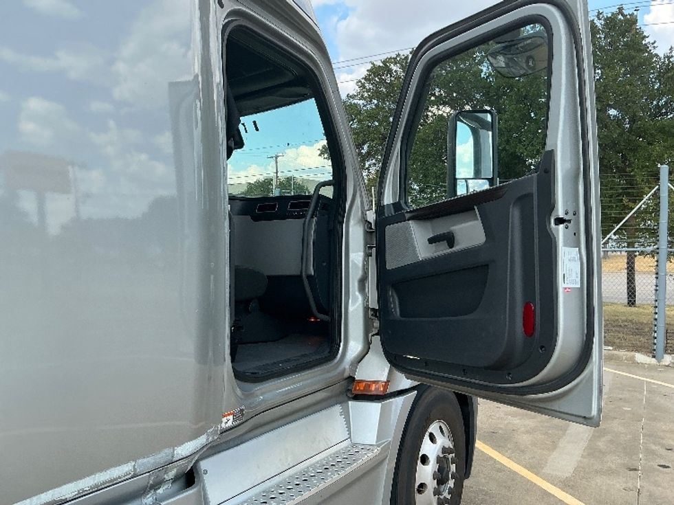 Sleeper Tractor-Heavy Duty Tractors-Freightliner-2020-T12664ST-Grand Prairie-TX-531,164\n\t\tmiles-$ 71,250 - Image 13