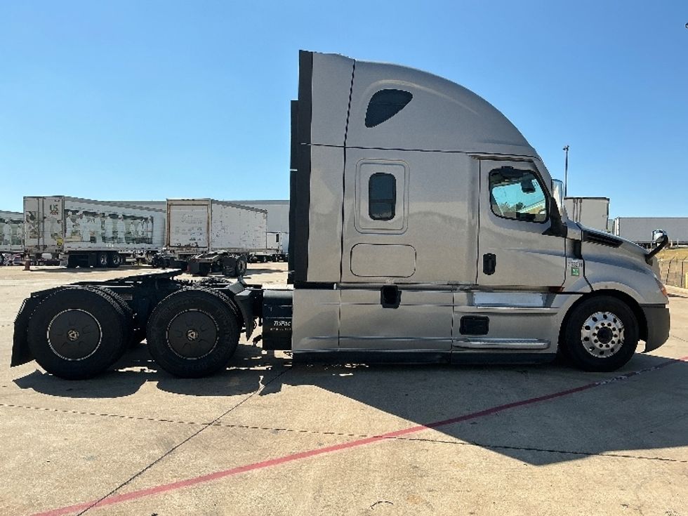 Sleeper Tractor-Heavy Duty Tractors-Freightliner-2020-T12664ST-Grand Prairie-TX-531,164\n\t\tmiles-$ 71,250 - Image 8