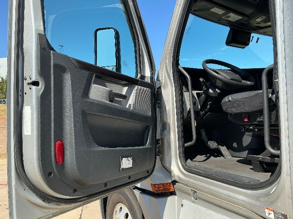 Sleeper Tractor-Heavy Duty Tractors-Freightliner-2020-T12664ST-Grand Prairie-TX-531,164\n\t\tmiles-$ 71,250 - Image 9