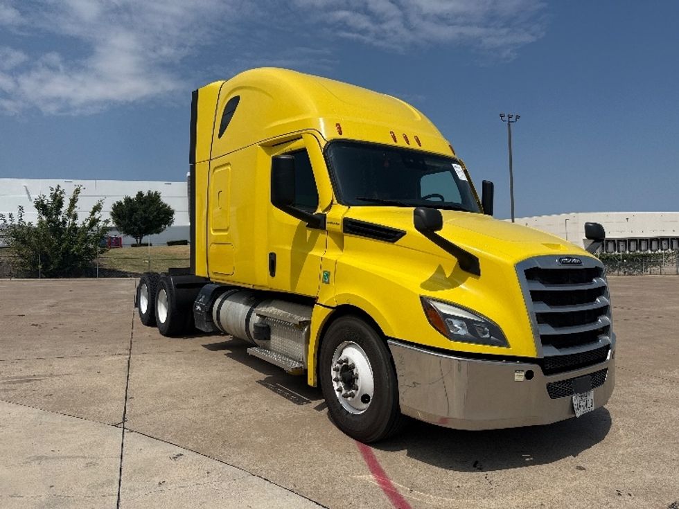 Sleeper Tractor-Heavy Duty Tractors-Freightliner-2020-T12664ST-Grand Prairie-TX-584,044\n\t\tmiles-$ 57,500 - Image 1