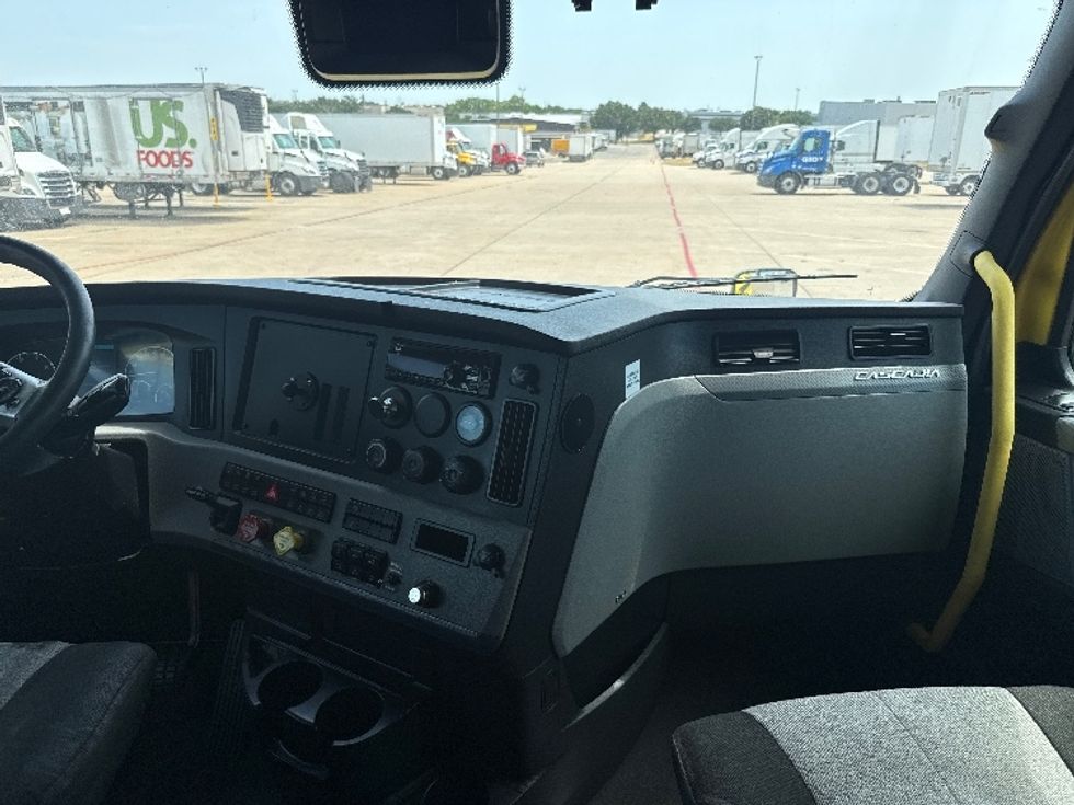 Sleeper Tractor-Heavy Duty Tractors-Freightliner-2020-T12664ST-Grand Prairie-TX-584,044\n\t\tmiles-$ 57,500 - Image 12
