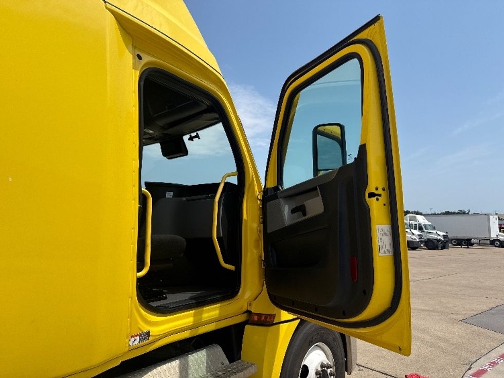 Sleeper Tractor-Heavy Duty Tractors-Freightliner-2020-T12664ST-Grand Prairie-TX-584,044\n\t\tmiles-$ 57,500 - Image 13