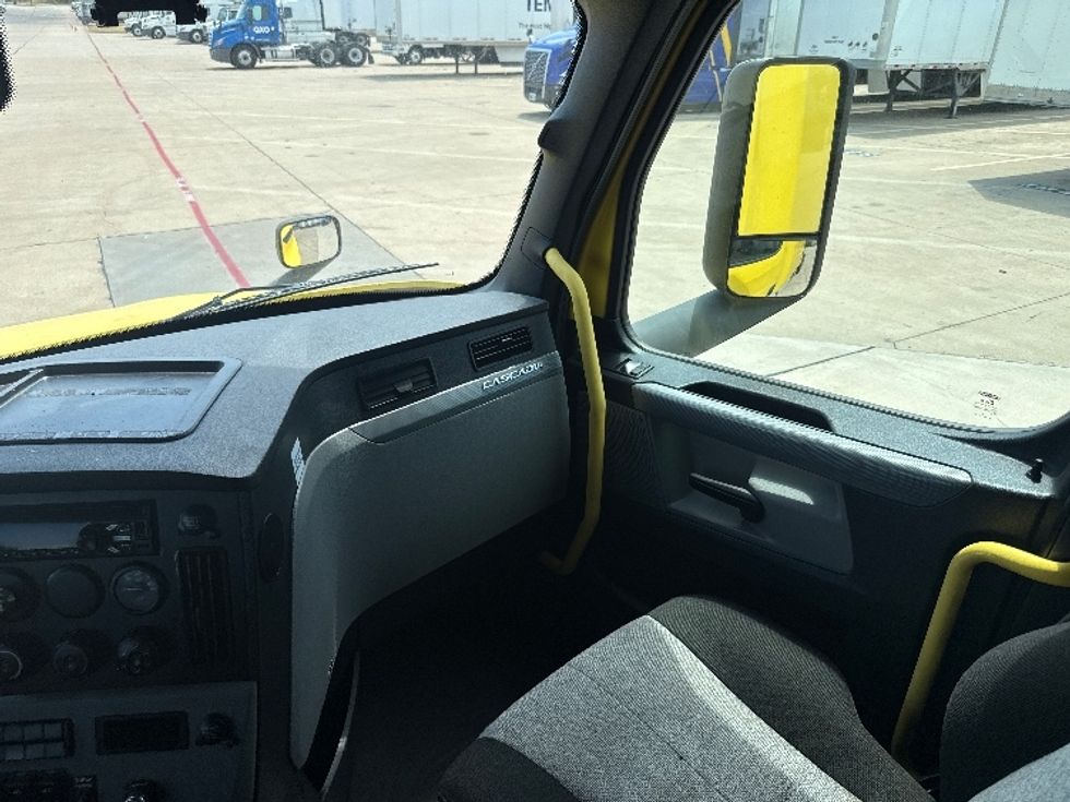 Sleeper Tractor-Heavy Duty Tractors-Freightliner-2020-T12664ST-Grand Prairie-TX-584,044\n\t\tmiles-$ 57,500 - Image 15