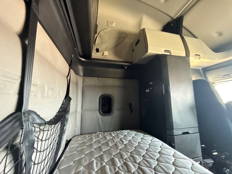 Sleeper Tractor-Heavy Duty Tractors-Freightliner-2020-T12664ST-Grand Prairie-TX-584,044\n\t\tmiles-$ 57,500 - Image 18