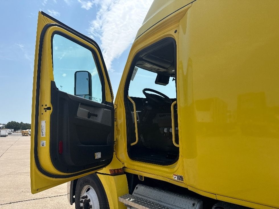 Sleeper Tractor-Heavy Duty Tractors-Freightliner-2020-T12664ST-Grand Prairie-TX-584,044\n\t\tmiles-$ 57,500 - Image 9