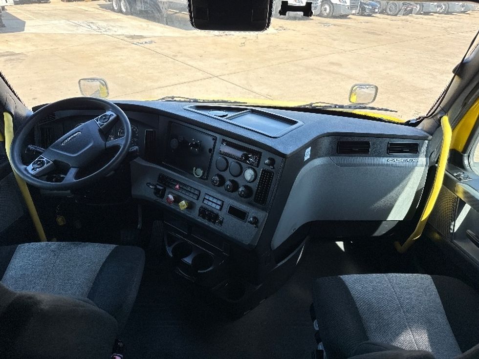 Sleeper Tractor-Heavy Duty Tractors-Freightliner-2020-T12664ST-Grand Prairie-TX-591,002\n\t\tmiles-$ 50,250 - Image 12