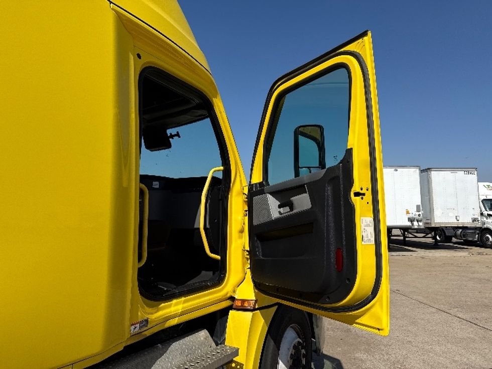 Sleeper Tractor-Heavy Duty Tractors-Freightliner-2020-T12664ST-Grand Prairie-TX-591,002\n\t\tmiles-$ 50,250 - Image 13