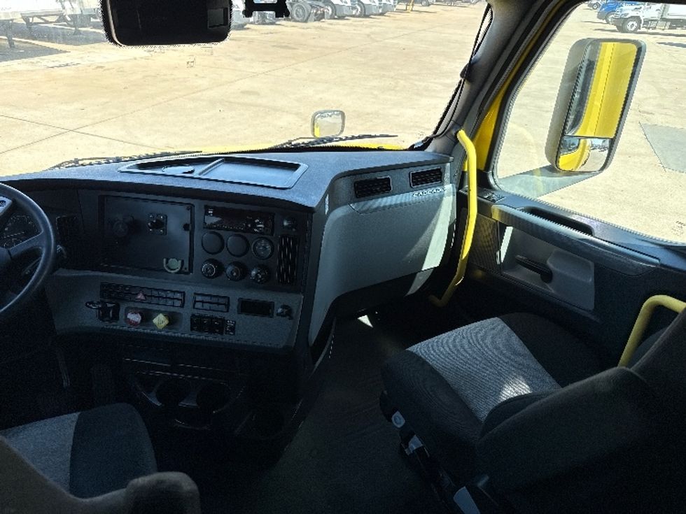 Sleeper Tractor-Heavy Duty Tractors-Freightliner-2020-T12664ST-Grand Prairie-TX-591,002\n\t\tmiles-$ 50,250 - Image 15