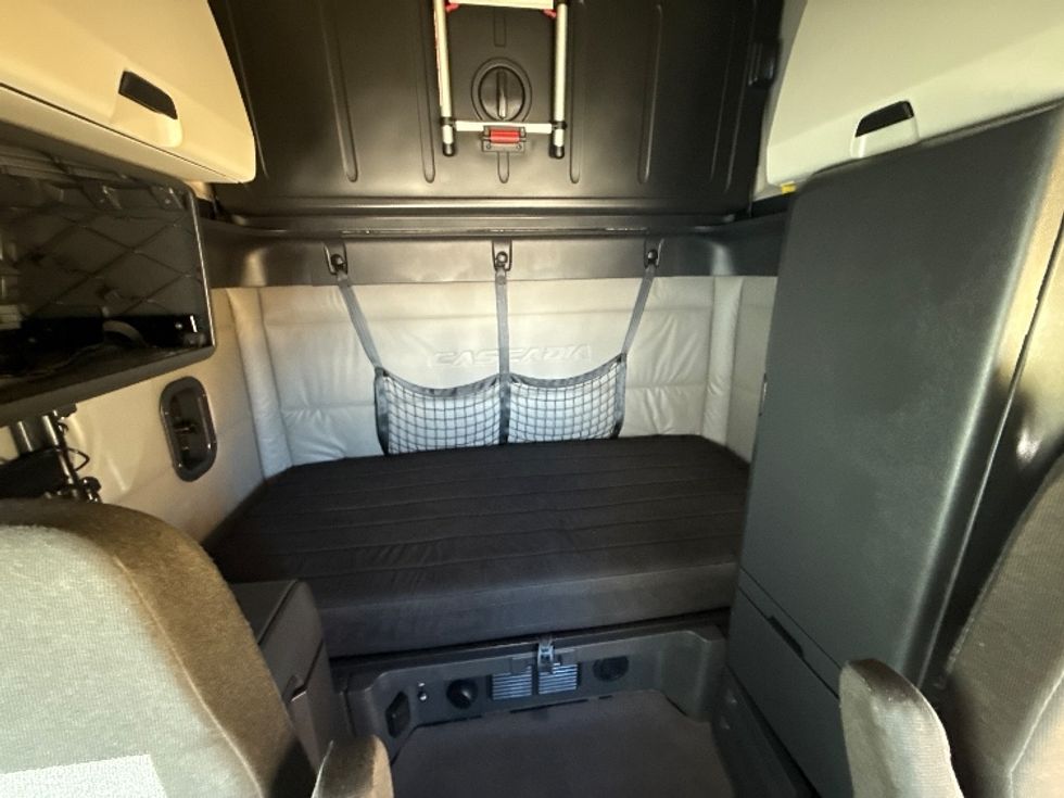 Sleeper Tractor-Heavy Duty Tractors-Freightliner-2020-T12664ST-Grand Prairie-TX-591,002\n\t\tmiles-$ 50,250 - Image 16