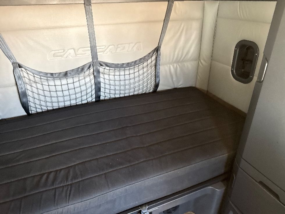 Sleeper Tractor-Heavy Duty Tractors-Freightliner-2020-T12664ST-Grand Prairie-TX-591,002\n\t\tmiles-$ 50,250 - Image 17