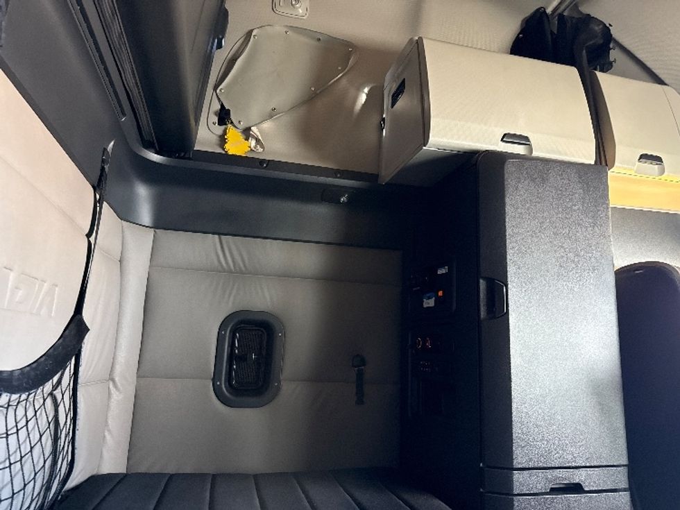 Sleeper Tractor-Heavy Duty Tractors-Freightliner-2020-T12664ST-Grand Prairie-TX-591,002\n\t\tmiles-$ 50,250 - Image 18