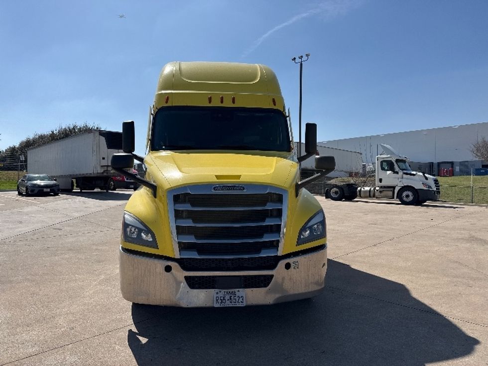 Sleeper Tractor-Heavy Duty Tractors-Freightliner-2020-T12664ST-Grand Prairie-TX-591,002\n\t\tmiles-$ 50,250 - Image 2