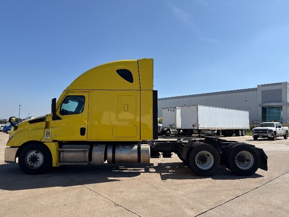 Sleeper Tractor-Heavy Duty Tractors-Freightliner-2020-T12664ST-Grand Prairie-TX-591,002\n\t\tmiles-$ 50,250 - Image 4