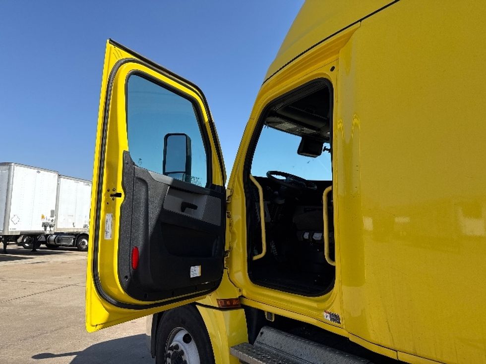 Sleeper Tractor-Heavy Duty Tractors-Freightliner-2020-T12664ST-Grand Prairie-TX-591,002\n\t\tmiles-$ 50,250 - Image 9