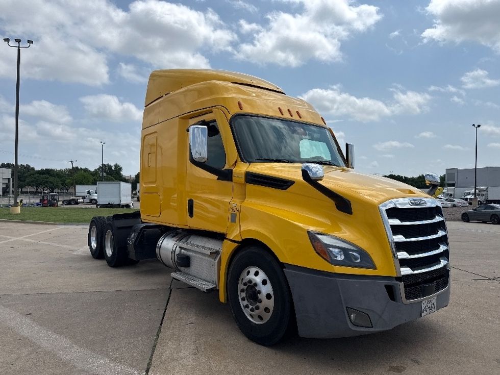 Sleeper Tractor-Heavy Duty Tractors-Freightliner-2020-T12664ST-Grand Prairie-TX-640,244\n\t\tmiles-$ 45,500 - Image 1