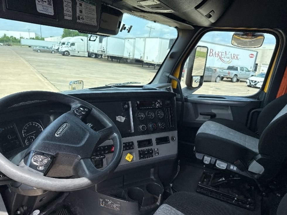 Sleeper Tractor-Heavy Duty Tractors-Freightliner-2020-T12664ST-Grand Prairie-TX-640,244\n\t\tmiles-$ 45,500 - Image 10