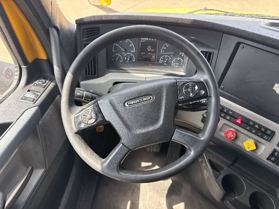 Sleeper Tractor-Heavy Duty Tractors-Freightliner-2020-T12664ST-Grand Prairie-TX-640,244\n\t\tmiles-$ 45,500 - Image 11