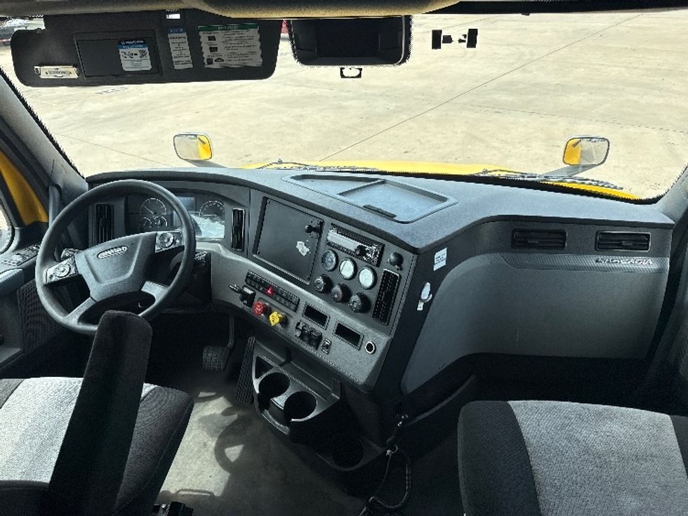 Sleeper Tractor-Heavy Duty Tractors-Freightliner-2020-T12664ST-Grand Prairie-TX-640,244\n\t\tmiles-$ 45,500 - Image 12