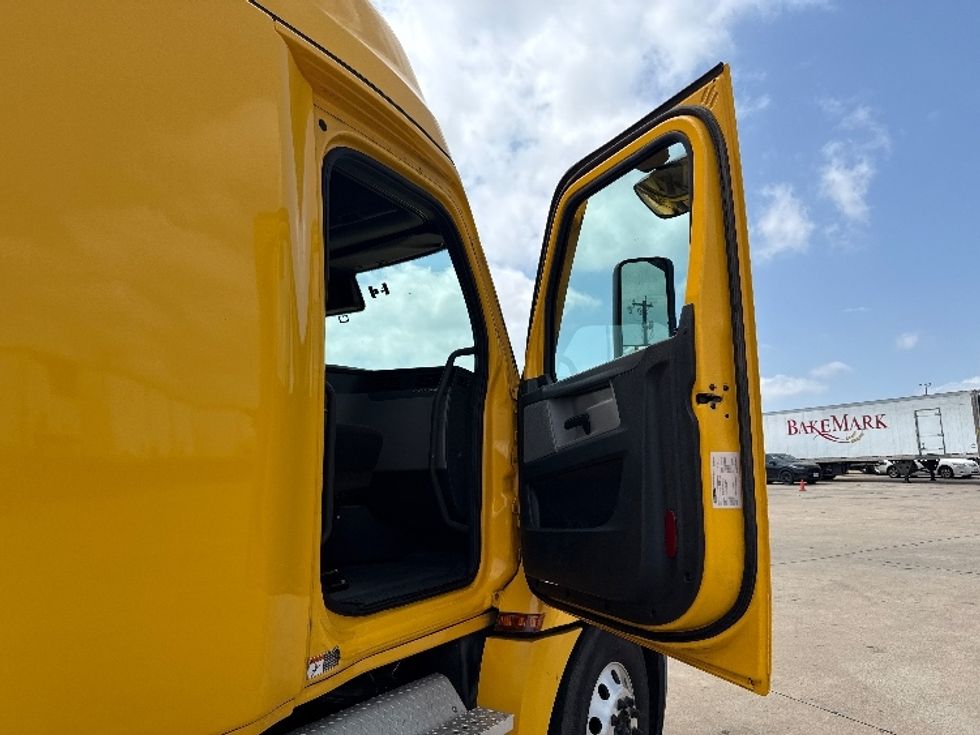 Sleeper Tractor-Heavy Duty Tractors-Freightliner-2020-T12664ST-Grand Prairie-TX-640,244\n\t\tmiles-$ 45,500 - Image 13