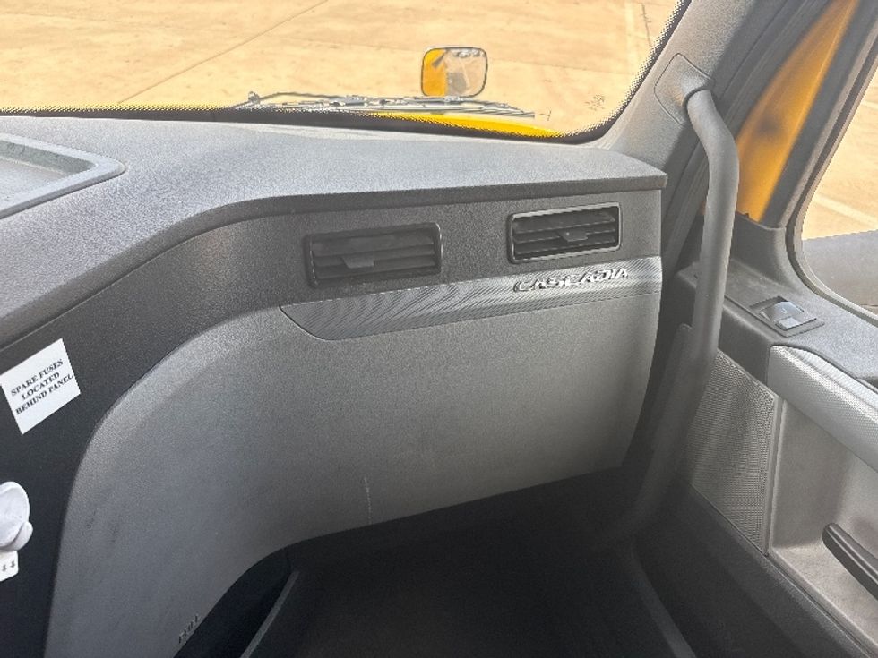 Sleeper Tractor-Heavy Duty Tractors-Freightliner-2020-T12664ST-Grand Prairie-TX-640,244\n\t\tmiles-$ 45,500 - Image 14