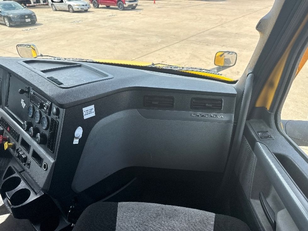 Sleeper Tractor-Heavy Duty Tractors-Freightliner-2020-T12664ST-Grand Prairie-TX-640,244\n\t\tmiles-$ 45,500 - Image 15