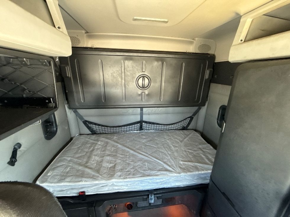 Sleeper Tractor-Heavy Duty Tractors-Freightliner-2020-T12664ST-Grand Prairie-TX-640,244\n\t\tmiles-$ 45,500 - Image 16