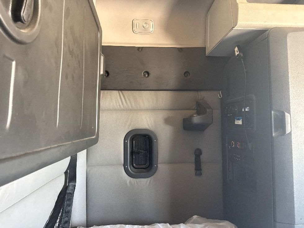 Sleeper Tractor-Heavy Duty Tractors-Freightliner-2020-T12664ST-Grand Prairie-TX-640,244\n\t\tmiles-$ 45,500 - Image 18