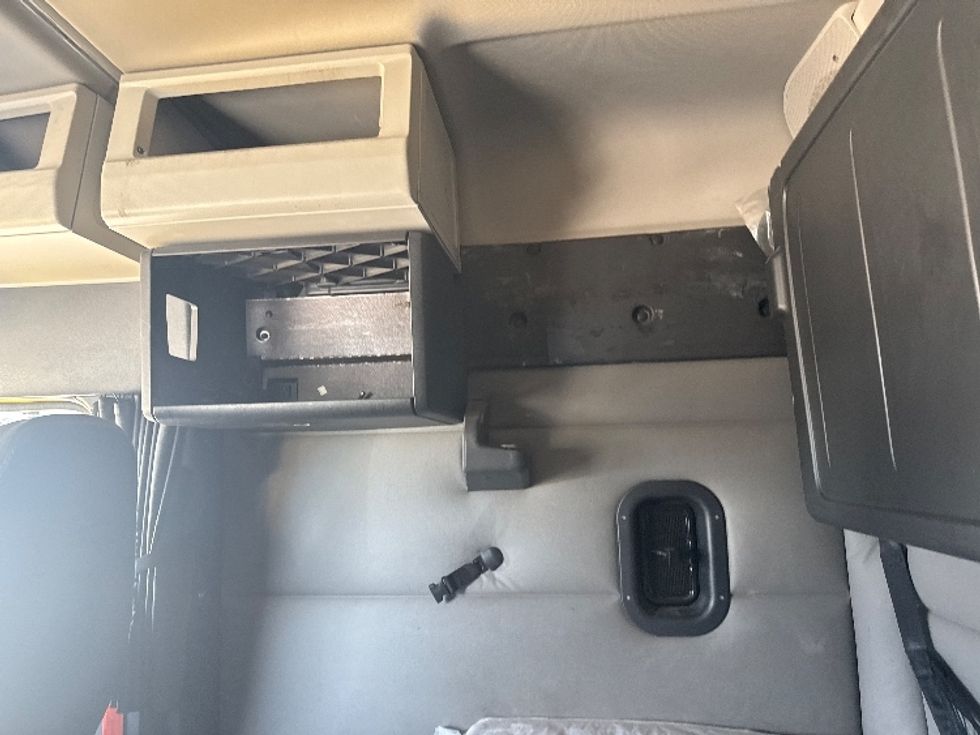 Sleeper Tractor-Heavy Duty Tractors-Freightliner-2020-T12664ST-Grand Prairie-TX-640,244\n\t\tmiles-$ 45,500 - Image 19