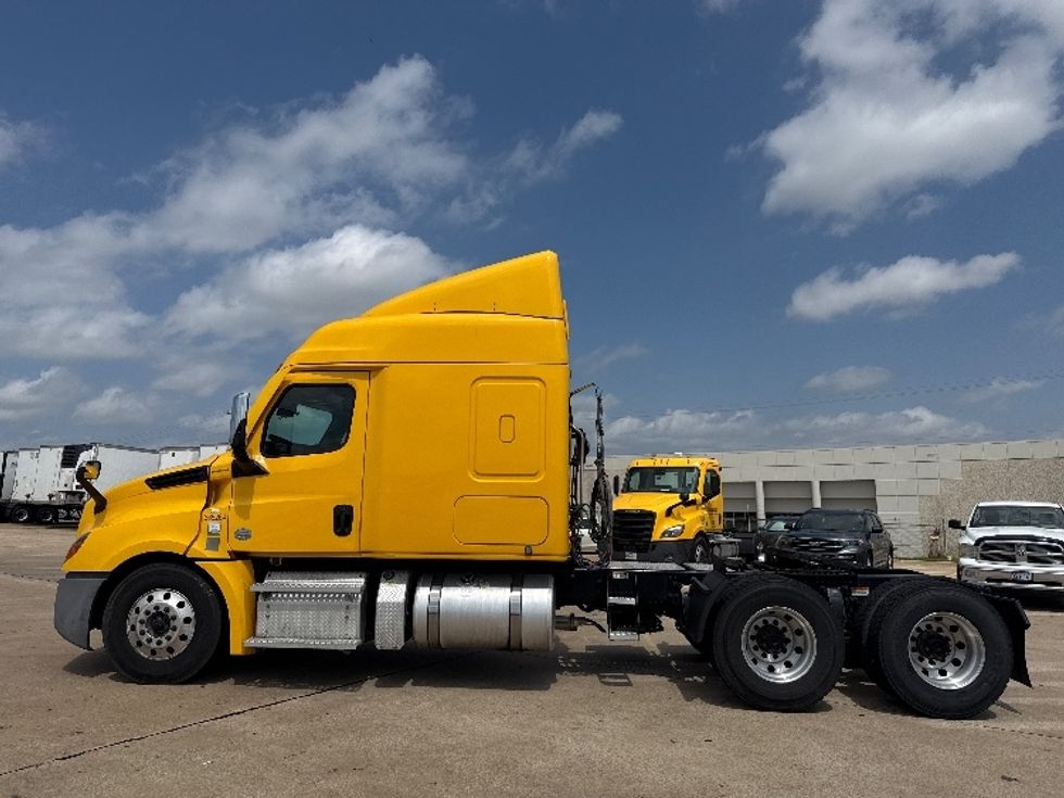 Sleeper Tractor-Heavy Duty Tractors-Freightliner-2020-T12664ST-Grand Prairie-TX-640,244\n\t\tmiles-$ 45,500 - Image 4