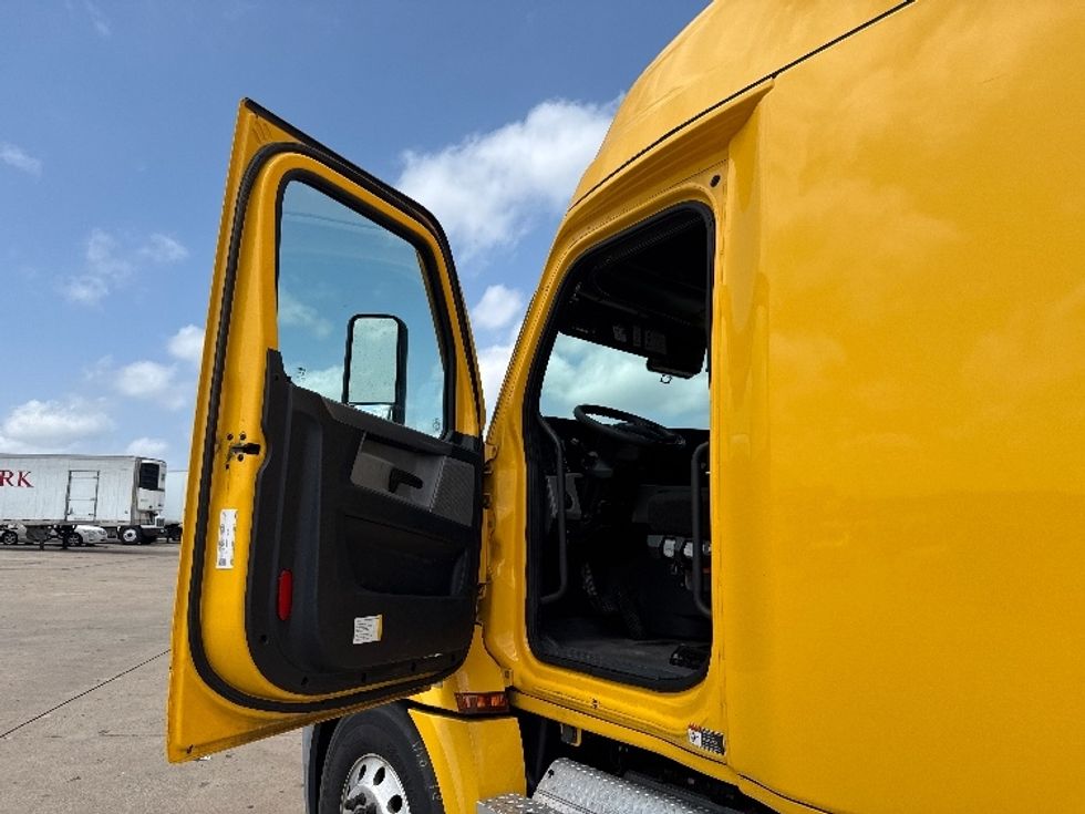 Sleeper Tractor-Heavy Duty Tractors-Freightliner-2020-T12664ST-Grand Prairie-TX-640,244\n\t\tmiles-$ 45,500 - Image 9