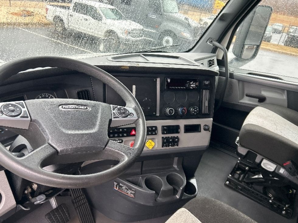 Sleeper Tractor-Heavy Duty Tractors-Freightliner-2020-T12664ST-Greensboro-NC-288,566\n\t\tmiles-$ 69,250 - Image 10