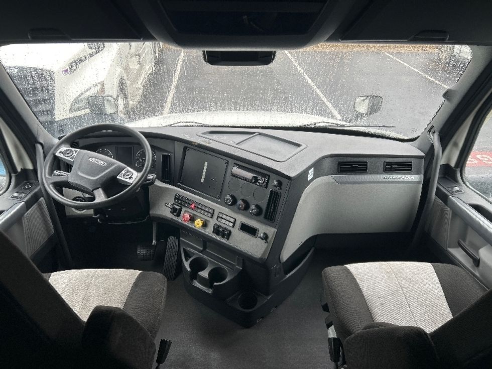 Sleeper Tractor-Heavy Duty Tractors-Freightliner-2020-T12664ST-Greensboro-NC-288,566\n\t\tmiles-$ 69,250 - Image 12