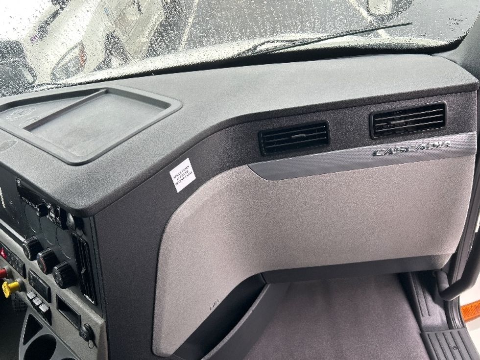 Sleeper Tractor-Heavy Duty Tractors-Freightliner-2020-T12664ST-Greensboro-NC-288,566\n\t\tmiles-$ 69,250 - Image 14