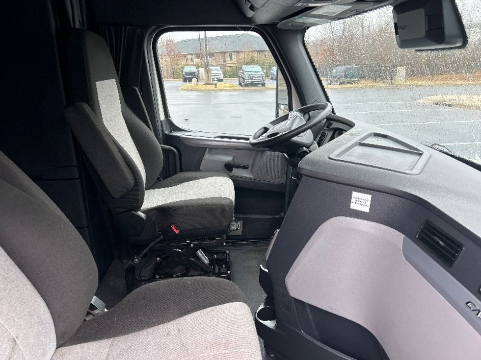 Sleeper Tractor-Heavy Duty Tractors-Freightliner-2020-T12664ST-Greensboro-NC-288,566\n\t\tmiles-$ 69,250 - Image 15