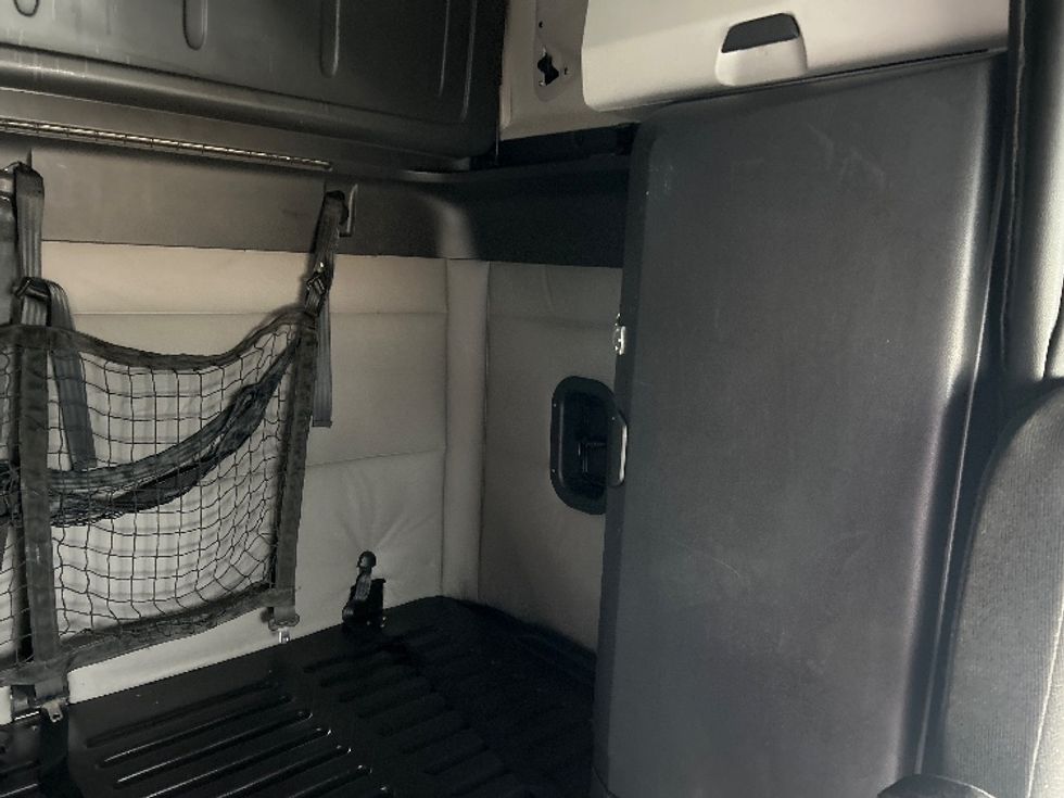 Sleeper Tractor-Heavy Duty Tractors-Freightliner-2020-T12664ST-Greensboro-NC-288,566\n\t\tmiles-$ 69,250 - Image 18