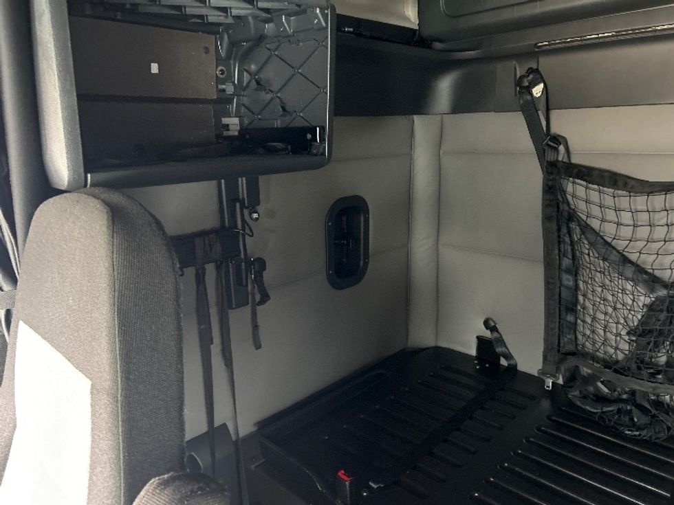 Sleeper Tractor-Heavy Duty Tractors-Freightliner-2020-T12664ST-Greensboro-NC-288,566\n\t\tmiles-$ 69,250 - Image 19