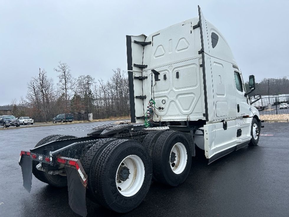 Sleeper Tractor-Heavy Duty Tractors-Freightliner-2020-T12664ST-Greensboro-NC-288,566\n\t\tmiles-$ 69,250 - Image 7