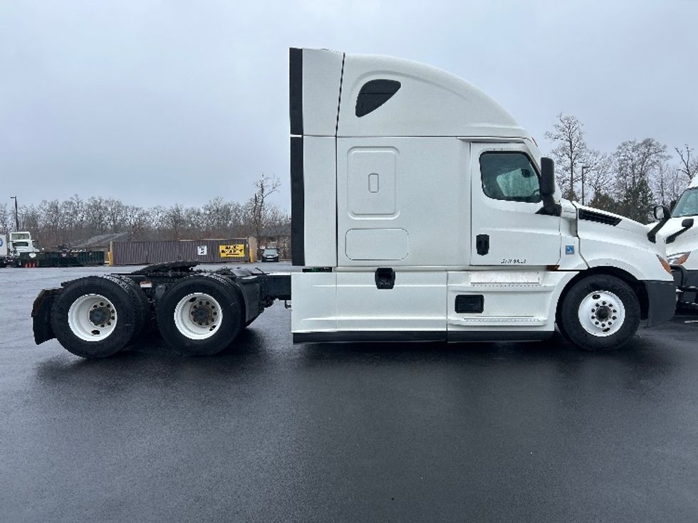 Sleeper Tractor-Heavy Duty Tractors-Freightliner-2020-T12664ST-Greensboro-NC-288,566\n\t\tmiles-$ 69,250 - Image 8