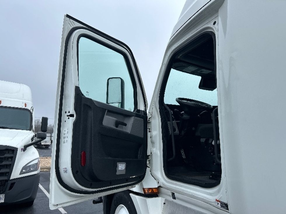Sleeper Tractor-Heavy Duty Tractors-Freightliner-2020-T12664ST-Greensboro-NC-288,566\n\t\tmiles-$ 69,250 - Image 9