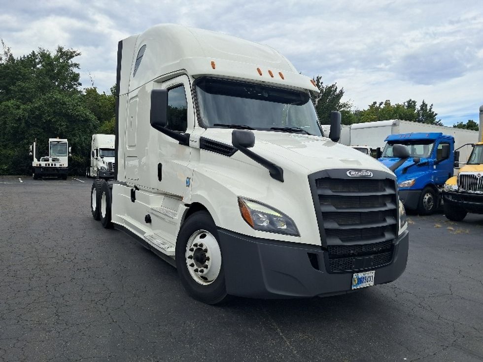 Sleeper Tractor-Heavy Duty Tractors-Freightliner-2020-T12664ST-Greensboro-NC-395,859\n\t\tmiles-$ 76,000 - Image 1