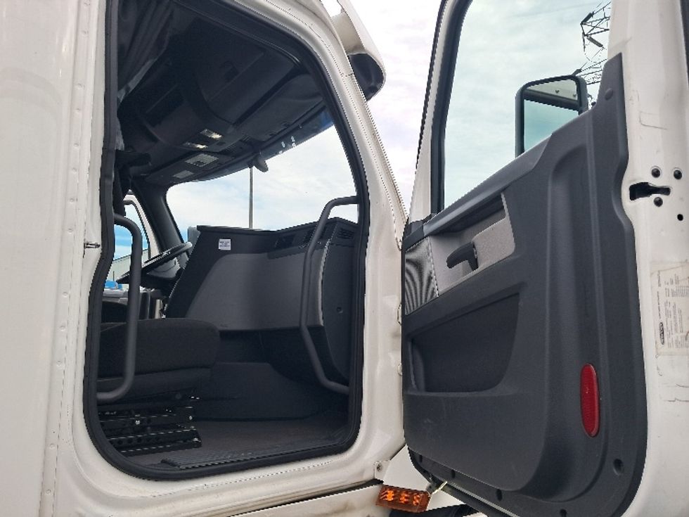 Sleeper Tractor-Heavy Duty Tractors-Freightliner-2020-T12664ST-Greensboro-NC-395,859\n\t\tmiles-$ 76,000 - Image 13